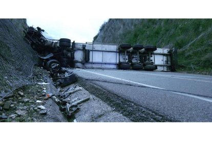 El camión quedó empotrado entre dos taludes en el kilómetro 433 de la N-120 y cortó la circulación en ambos sentidos.