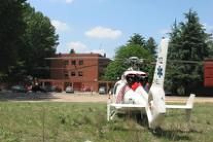 El helicóptero del servicio 112 de la Junta, frente al centro de salud Juan de Ferreras