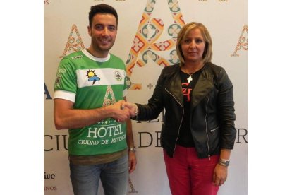José Luis Lago, en su presentación, junto a Sagrario González.