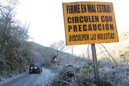 Un cartel advierte del mal estado de la carretera de Vegas de Seo a Quintela. L. DE LA MATA