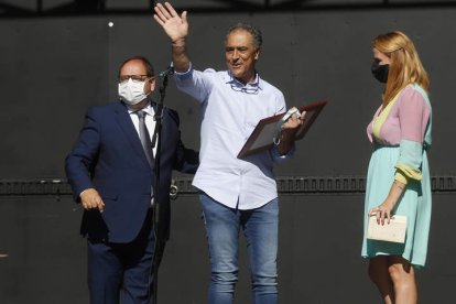 Francisco José Pascual recogiendo ayer el premio de Cocinero Mayor de manos de Carrera y González. FERNANDO OTERO