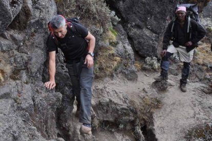 Pese a que la ascensión no cuenta con un recorrido excesivamente técnico, en algunos puntos el uso de las madreñas obligó a Octavio a tener que ayudarse de las manos.