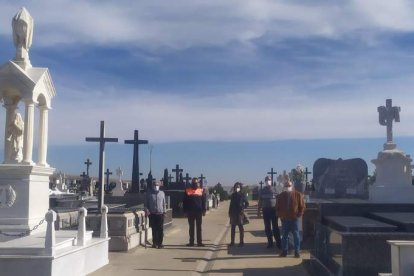 La corporación municipal visitó estos días el cementerio de Santa María del Páramo. DL