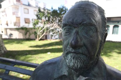 La estatua de Antonio Pereira recuperará sus gafas a lo largo de septiembre. L, DE LA MATA