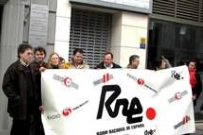 Imagen de los diez trabajadores de RNE en León manifestándose ayer contra el cierre