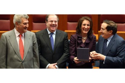 Jesús Posada, Juan Vicente Herrera, Josefa García Cirac y Juan José Lucas bromean ante los gráficos tras el acto en el que los dos ex presidentes fueron homenajeados.