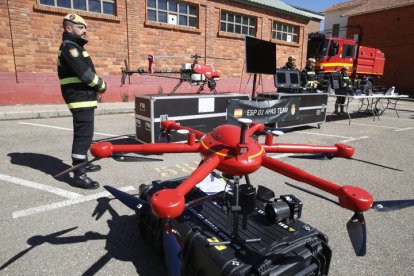 Soldados de la UME junto con alguno de los aparatos con los que cuenta la unidad de drones. RAMIRO.