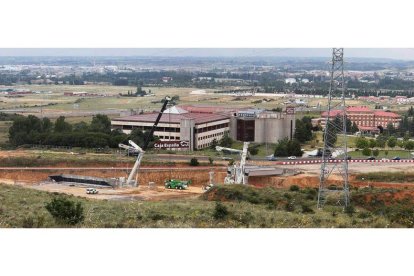 Las máquinas colocaron ayer las primeras estructuras del nuevo enlace en el Alto del Portillo. RAMIRO