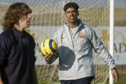 Rijkaard, en la foto durante un entreno con el defensa Puyol, hará cambios en el once