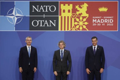 El presidente del Gobierno, Pedro Sánchez (d) junto con el secretario general de la OTAN, Jens Stoltenberg (i), el primer ministro esloveno, Robert Golob (c), esperan al resto de mandatarios para la foto oficial durante la primera jornada de la cumbre de la OTAN que se celebra este miércoles en el recinto de Ifema, en Madrid JUANJO MARTÍN