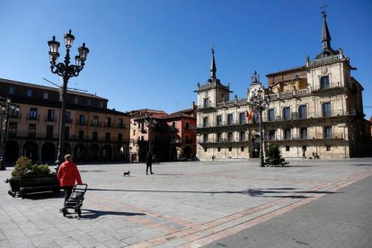 Los talleres de artes plásticas se imparten en el edificio Mirador de la plaza Mayor. FERNANDO OTERO