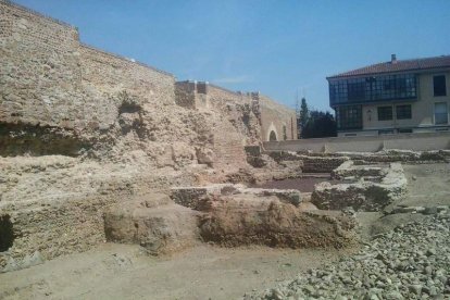 Los restos de barracones en la trasera de la Casona de Puerta Castillo que se han limpiado. SECUNDINO PÉREZ