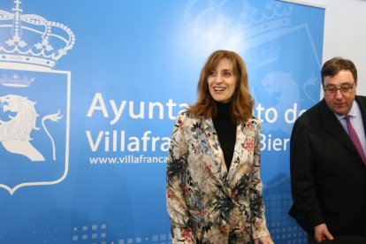 La directora general de Políticas Culturales de la Junta, Mar Sancho, junto al alcalde de Villafranca del Bierzo (León), Jose Manuel Pereira, durante la presentación del Premio Nacional de la Crítica Literaria 2019