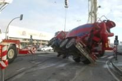 El camión hormigonera volcó ayer por la mañana en la Avenida de Portugal