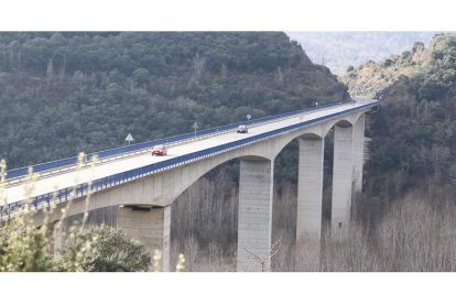 Viaducto de la N-120 sobre el río Selmo en el término municipal de Sobrado, que debería desdoblarse. L. DE LA MATA