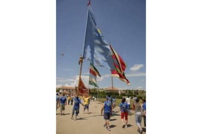 Los pendones acompañaron a la Virgen durante todo el recorrido