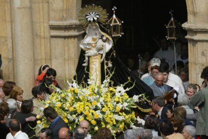 Imagen de archivo de la Virgen de la V Angustia que saldrá hoy. DL