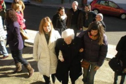 La ministra de Sanidad, Leire Pajín, accede a la iglesia junto a su tía abuela.