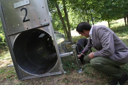 Dos plantígrado se han paseado por las calles de Tejedo del Sil  a finales del julio y el consejero de Medio Ambiente presenta un plan para ahuyentarlos que incluye trampas para instalarles sistemas de radio control y perros rastreadores