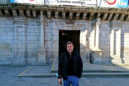 El bercianista de CB, Iván Alonso, ayer al término de la reunión con el alcalde, que no quiso foto. DL