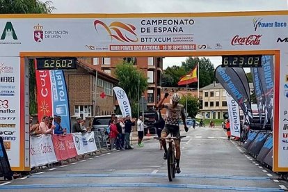 Roberto Bou celebra su triunfo en la línea de meta. ÓSCAR MG