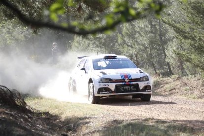 Uno de los participantes en el Rallye Reino de León en el tramo de Lorenzana. RAMIRO