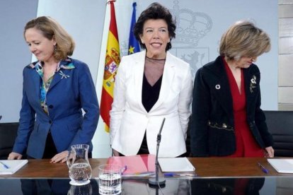 La ministra de Economía, Nadia Calviño, la ministra Portavoz, Isabel Celáa, y la ministra de Sanidad, María Luisa Carcedo, en la rueda de prensa posterior al Consejo de Ministros. /