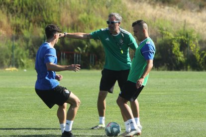 Pérez Bolo dirigiendo un entrenamiento. L. DE LA MATA