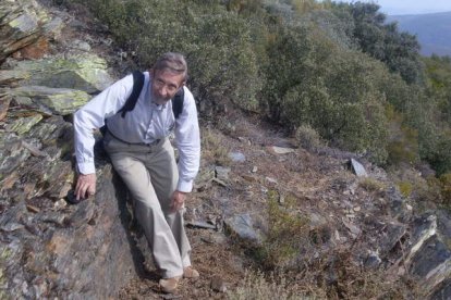 El presidente del PRB, Tarsicio Carballo, en uno de los parajes que limpió el partido.