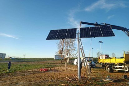 Imagen de la instalación solar para el pozo agua del circuito colocada este mismo martes. DL