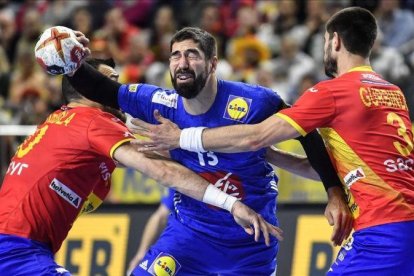 Gedeón Guardiola y Eduardo Gurbindo cierran el paso a Nikola Karabatic.