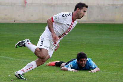 Julen Colinas celebra su gol ante el Boiro en el Reino de León. SECUNDINO PÉREZ