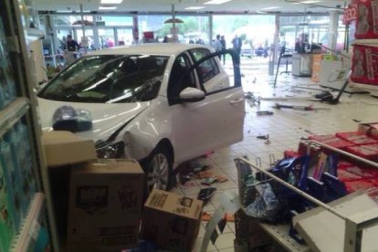 Coche empotrado contra la vitrina de un hipermercado Alcampo de Oiartzun (Guipuzcoa).