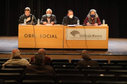 Participantes en la junta de la Comunidad de Regantes del Canal Alto, ayer en Ponferrada. ANA F. BARREDO