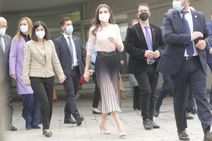 Letizia, durante su paseo hoy por León. RAMIRO