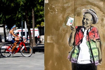 Mural pintado por el artista urbano TV Boy en la Barceloneta. En la foto pequerña, Juan Carlos I saluda a Corinna Larsen. QUIQUE GARCÍA