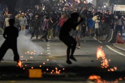 Los manifestantes se enfrentan a la policía en las protestas contra la reelección del presidente, este miércoles en Yakarta.