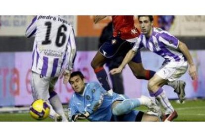 Luis Prieto, a la derecha, en un partido del Real Valladolid en la pasada temporada.