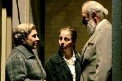 Lola Herrera, Natalia Dicenta y el actor ponferradino Carlos Álvarez-Novoa en una escena de «Solas»