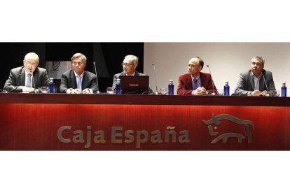 Dionisio Domínguez, director de la obra social Caja España, Francisco Alzaga, Serafín de Abajo, José Antonio de Paz y Joaquín Sánchez Torné, director del Diario de León.