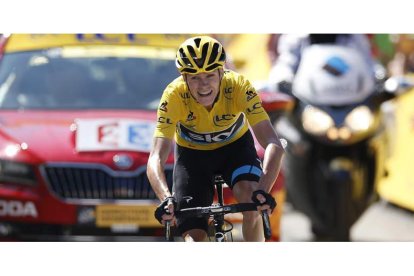 Chris Froome cruza la línea de meta en la décima etapa.