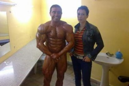 Domingo Uría, junto a su mujer, campeona de fitness.