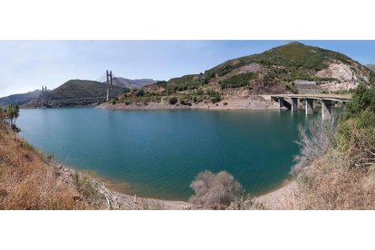 El embalse de Los Barrios de Luna comenzó esta semana con más agua de la que almacenaba para toda la campaña de 2017. RAMIRO