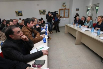 Reunión de las consejeras de Economía y Empleo con alcaldes de los municipios mineros, en Folgoso de la Ribera. l. de la mata