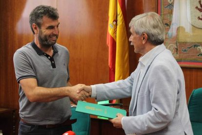 Pablo Santos y García Marín, ayer, en la firma del convenio. DL