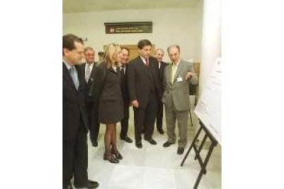 Amilivia, Ferreras, Manfred Bischof y Alberto Nadal en el aeropuerto