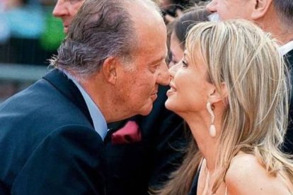 El rey emérito saluda a Corinna. EFE