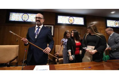 Marco Morala, ya con el bastón de mando como nuevo alcalde de Ponferrada. ANA F. BARREDO