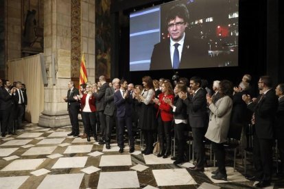 El presidente de la Generalitat, Quim Torra, y el vicepresidente del Govern, Pere Aragonés, entre otros, aplauden la intervención por videoconferencia del expresident Carles Puigdemont durante el acto de presentación del Consejo por la República.