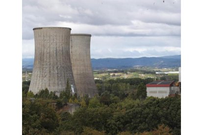 Las dos torres de refrigeración, el pasado martes a la espera de su voladura. ANA F. BARREDO